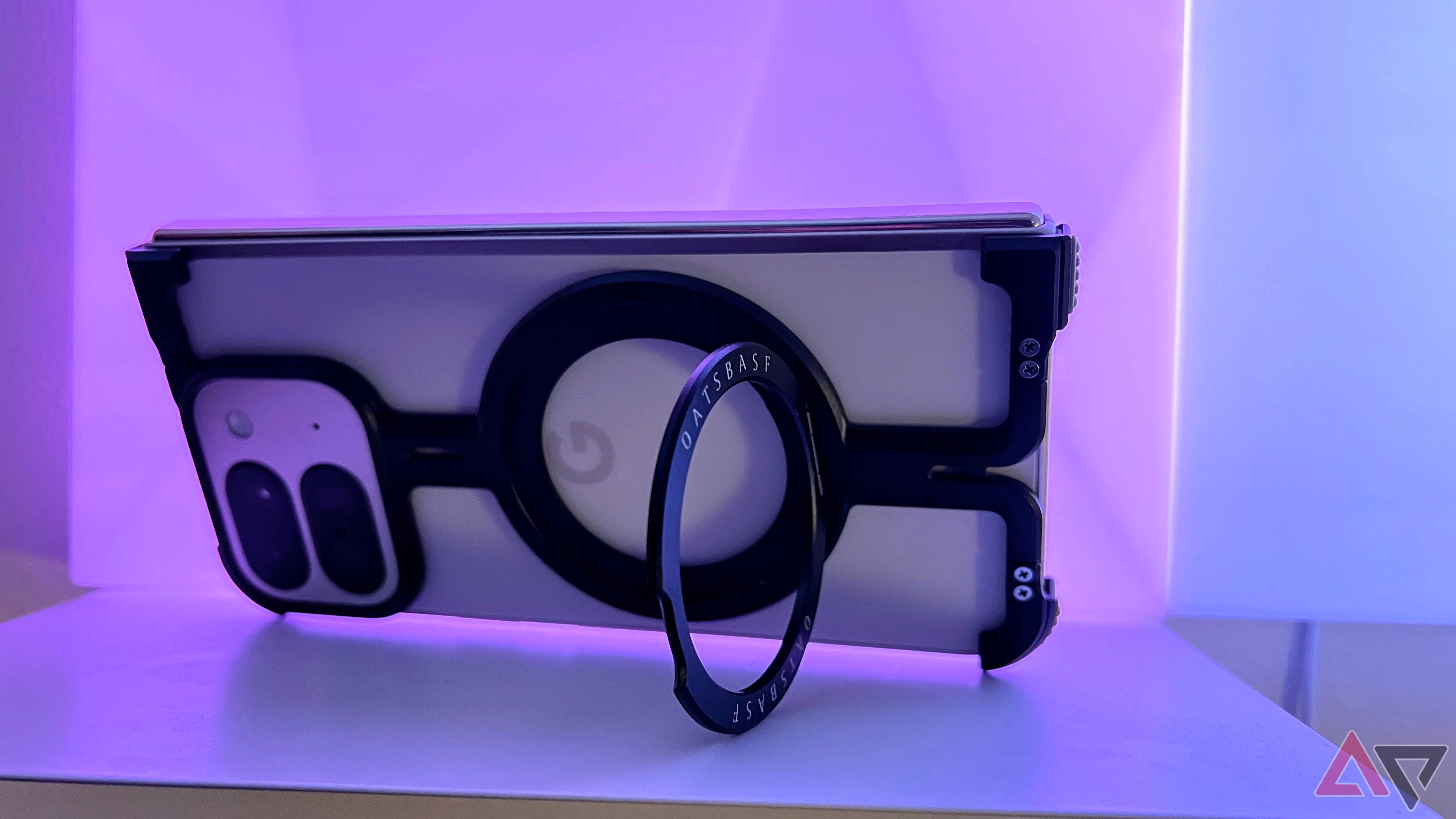 Oatsbasf-Pixel-9-Pro-Fold-Case-lifestlye-02