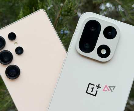 Two Galaxy Z Flip 7 models shown in a render against a white background.