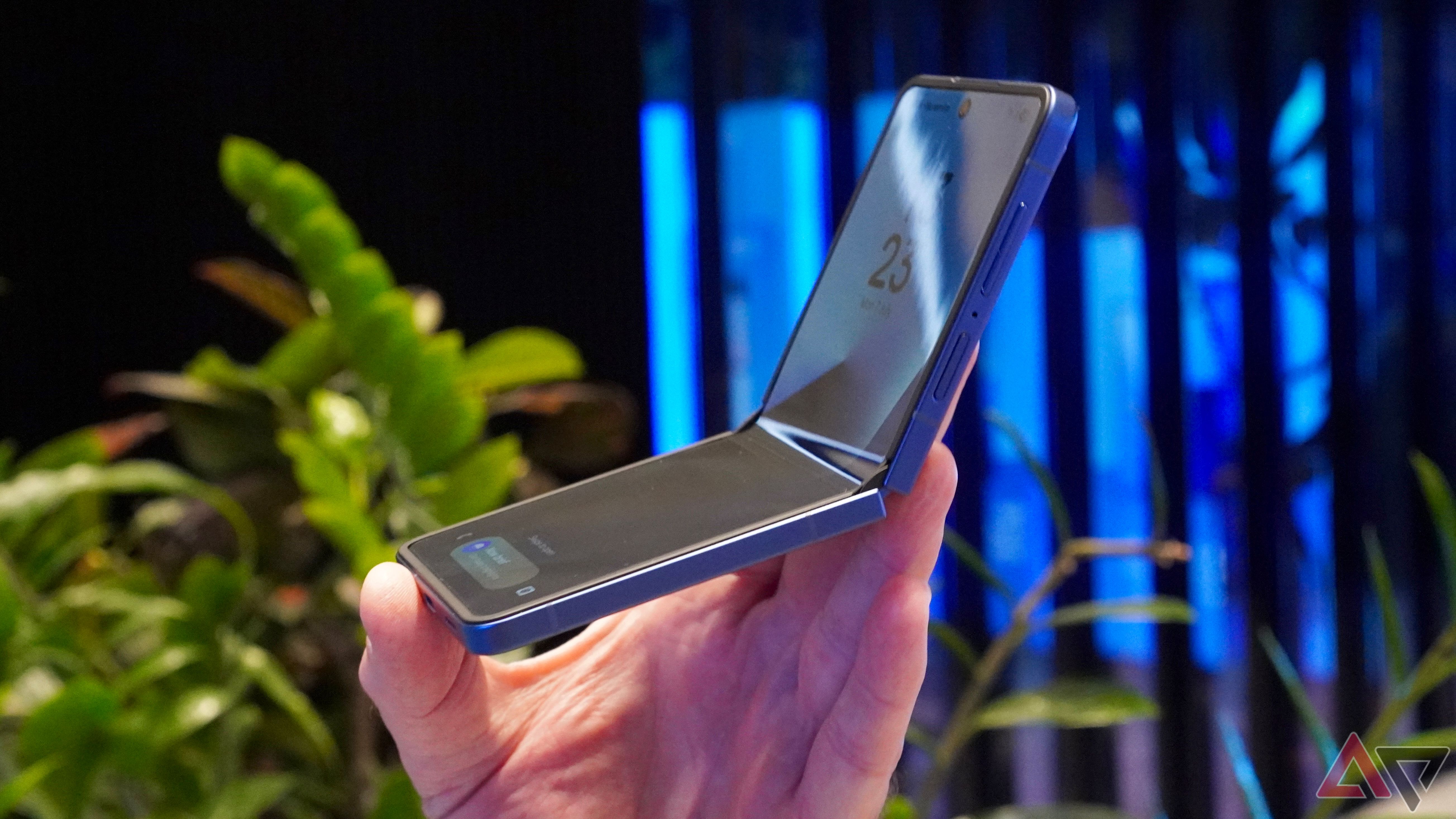 samsung-galaxy-z-flip-7-opening-1