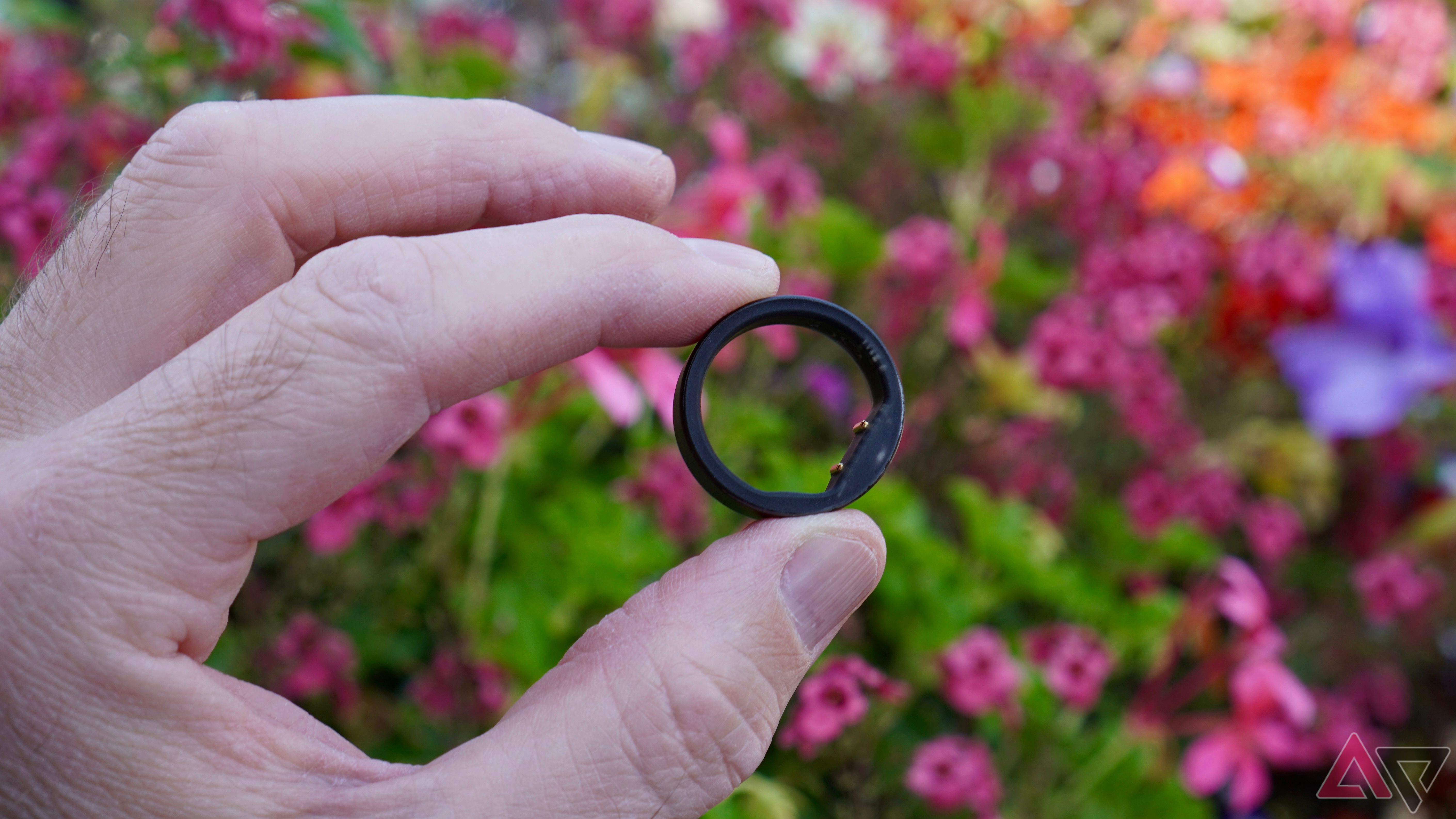 A person holding the Circular Ring Slim
