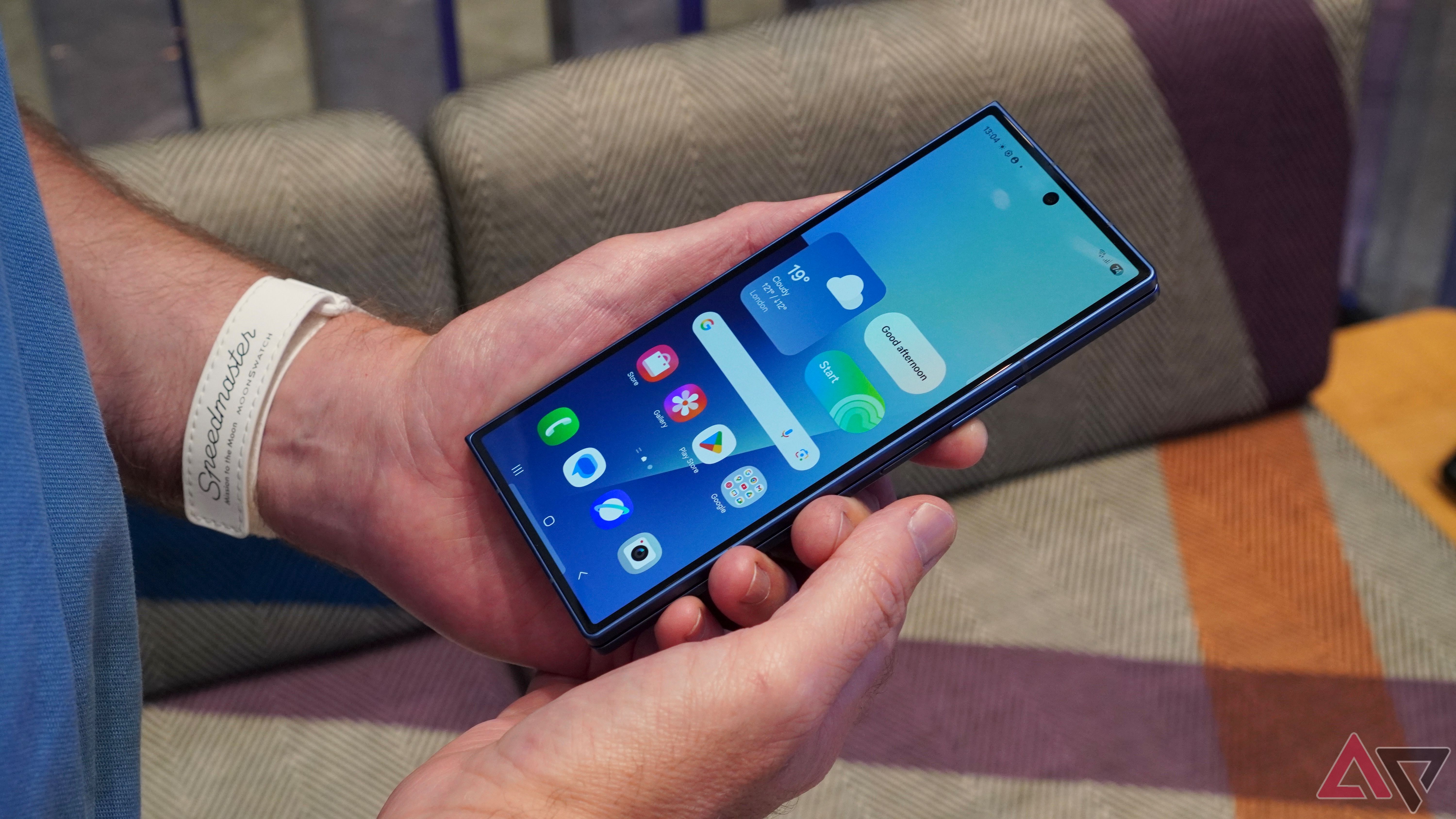 The Samsung Galaxy Z Fold 7's cover screen