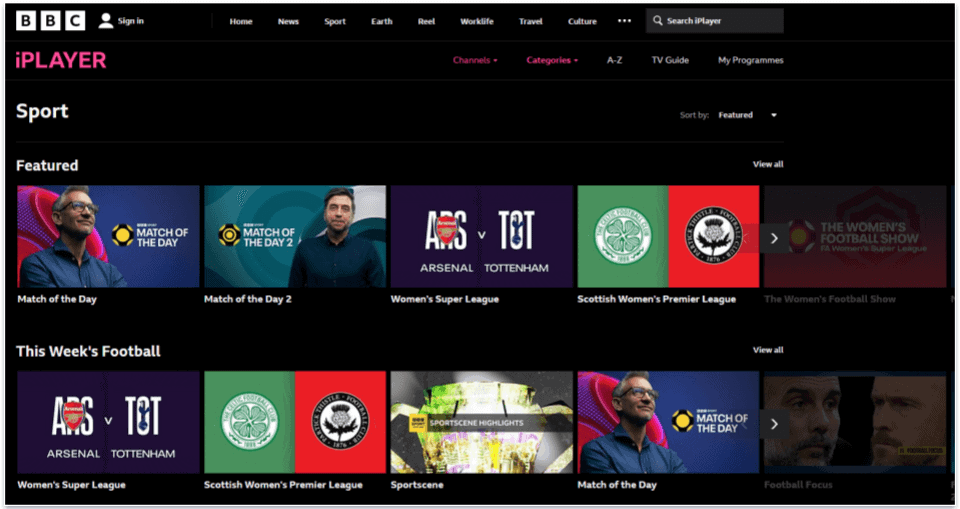 A person hold a phone with bedtime mode open